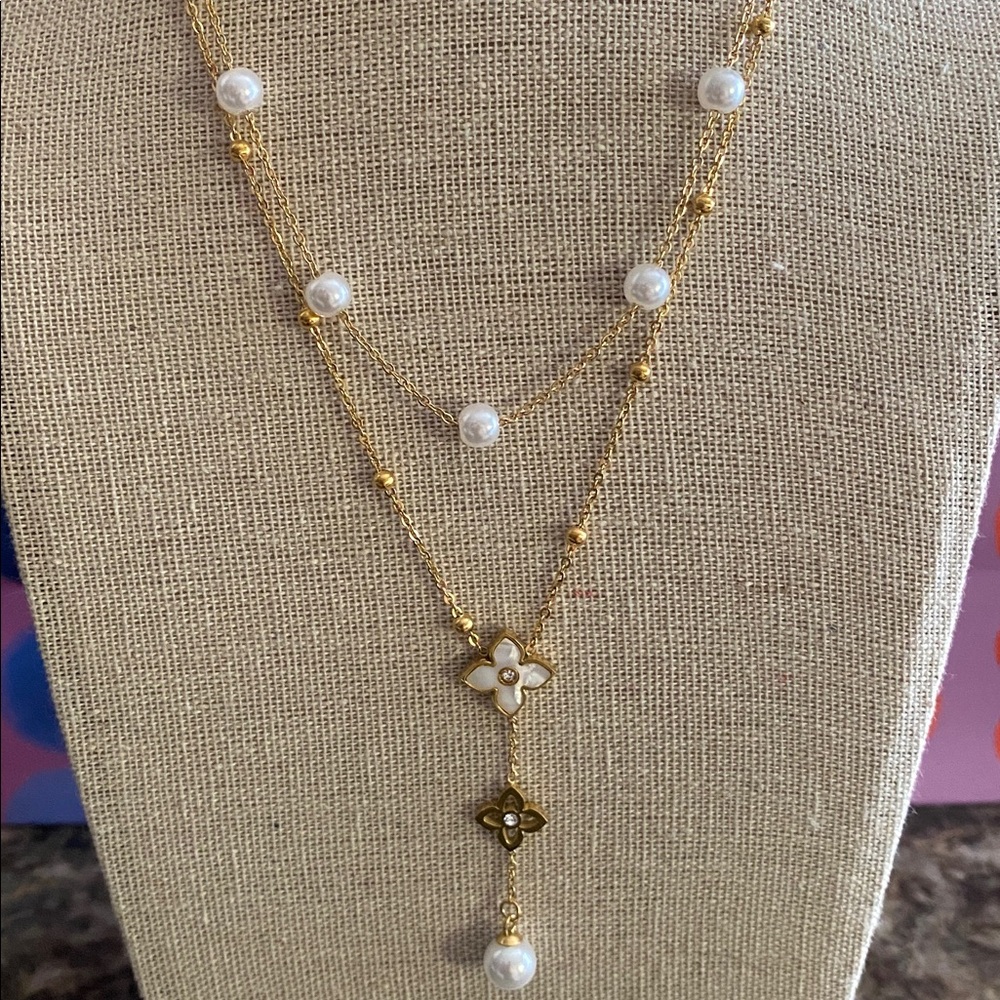 Elegant Gold and White Pearl Necklace - Picture 2 of 4